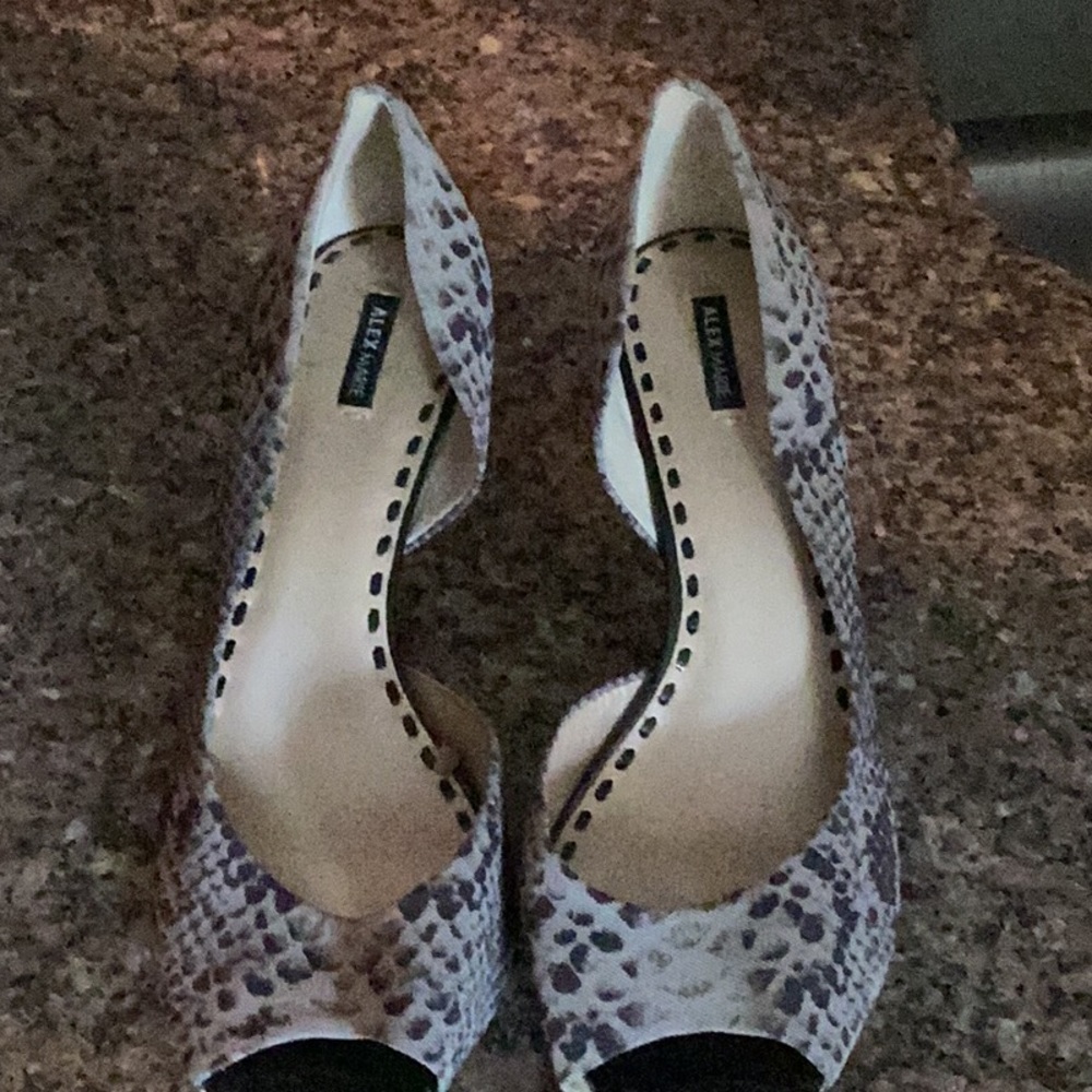 Alex Marie Murillo color woman’s heels